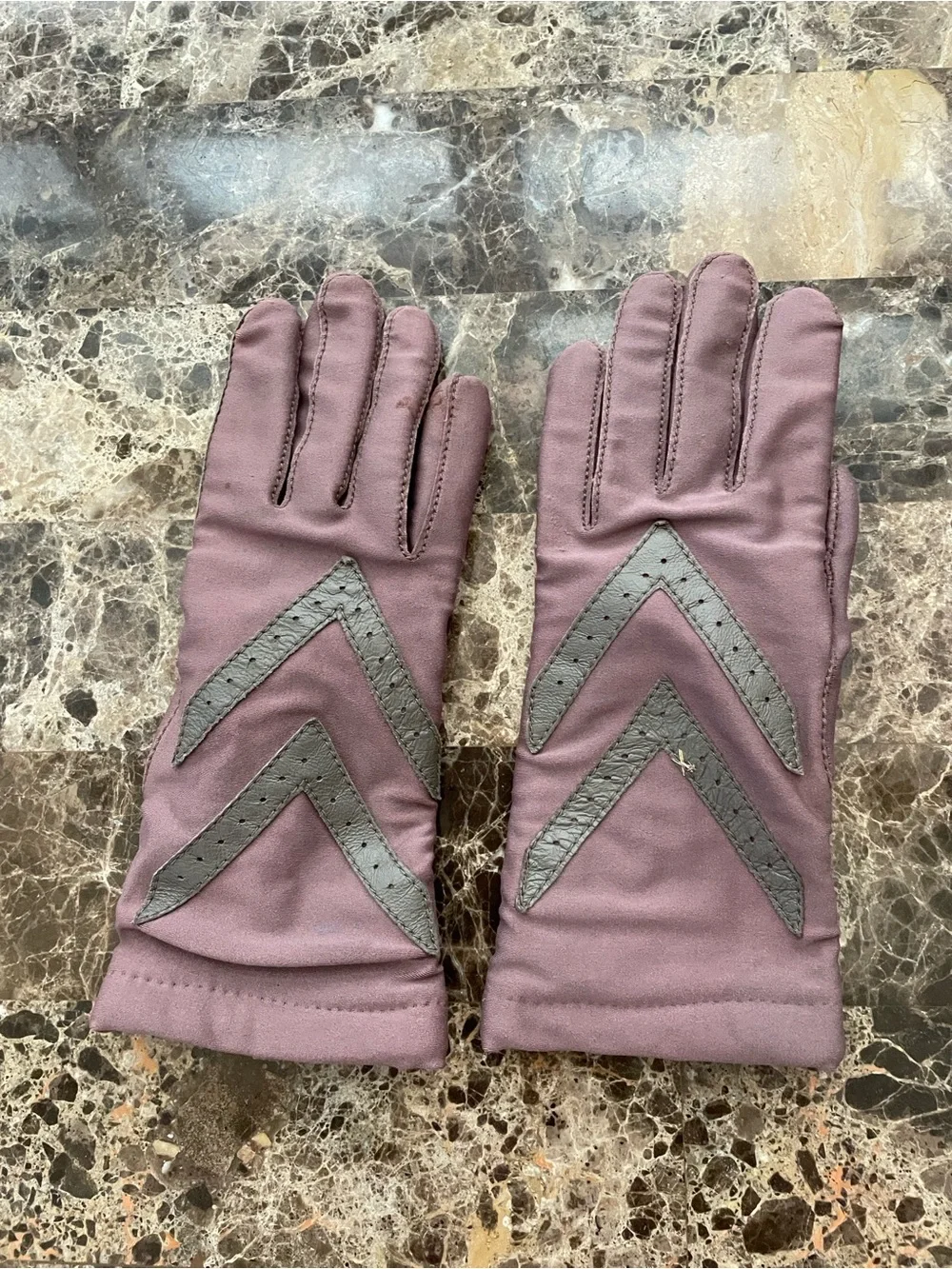 isotoner Women's Mauve Driving Gloves with Gray Accents